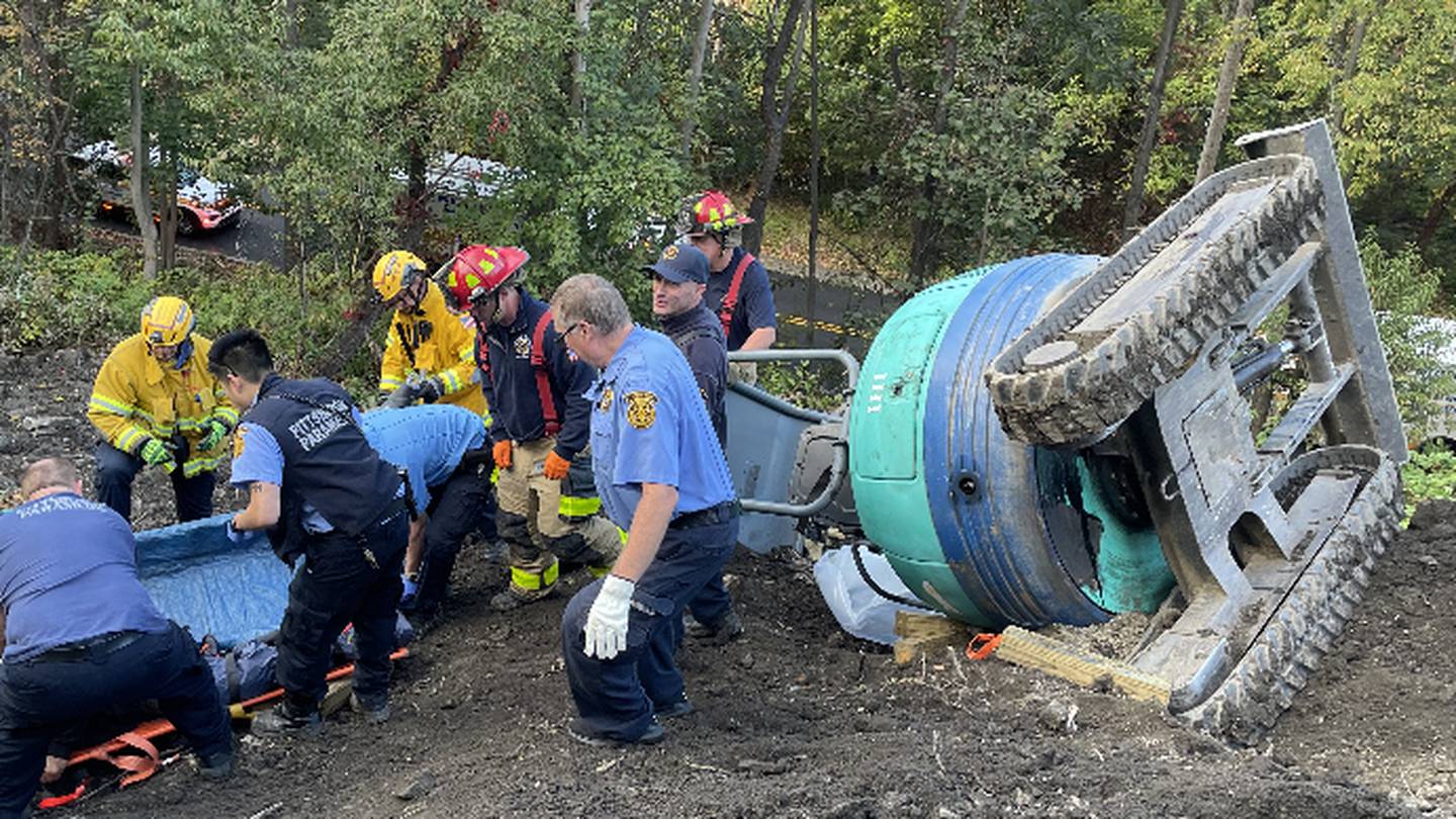 匹兹堡紧急救援队成功解救被挖掘机困压的男子