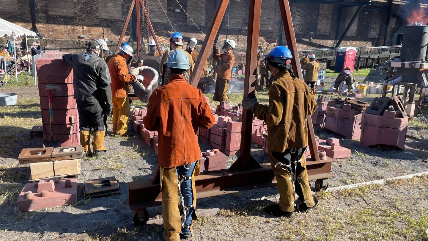 艺术家在卡里炼铁炉举办的“焚烧节”期间展示钢铁制作技艺