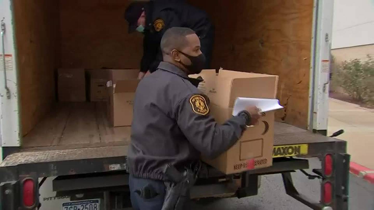 Pittsburgh police help those in need with Thanksgiving meals WPXI