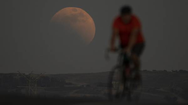 Photos: Super flower blood moon lunar eclipse 2022