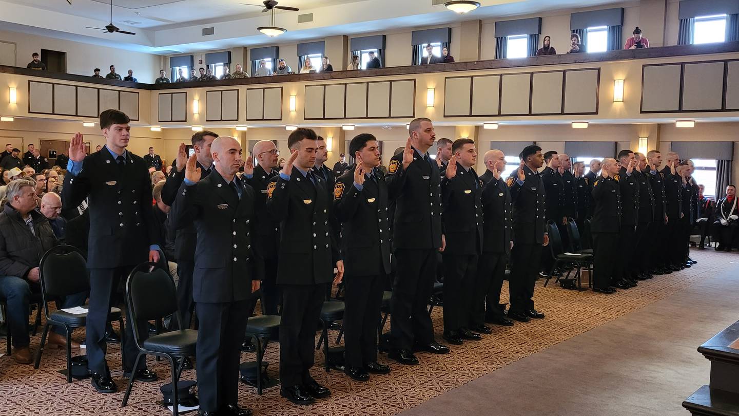 匹兹堡消防局为最新招募的消防员举行毕业典礼