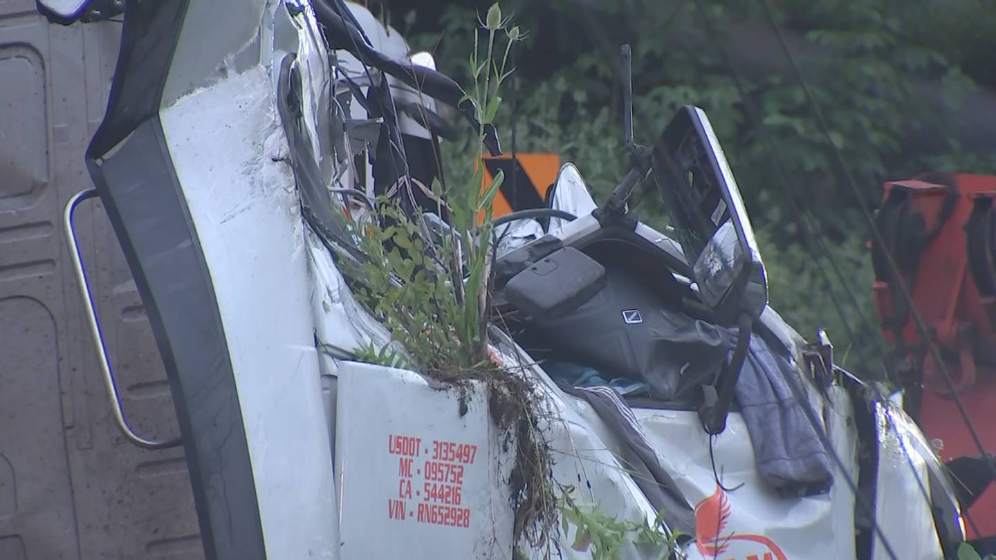 PHOTOS: Semi crashes off Parkway North, falls onto road below – WPXI Pittsburgh