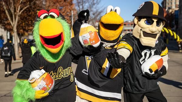 Pittsburgh sports teams distribute Thanksgiving meals to local families
