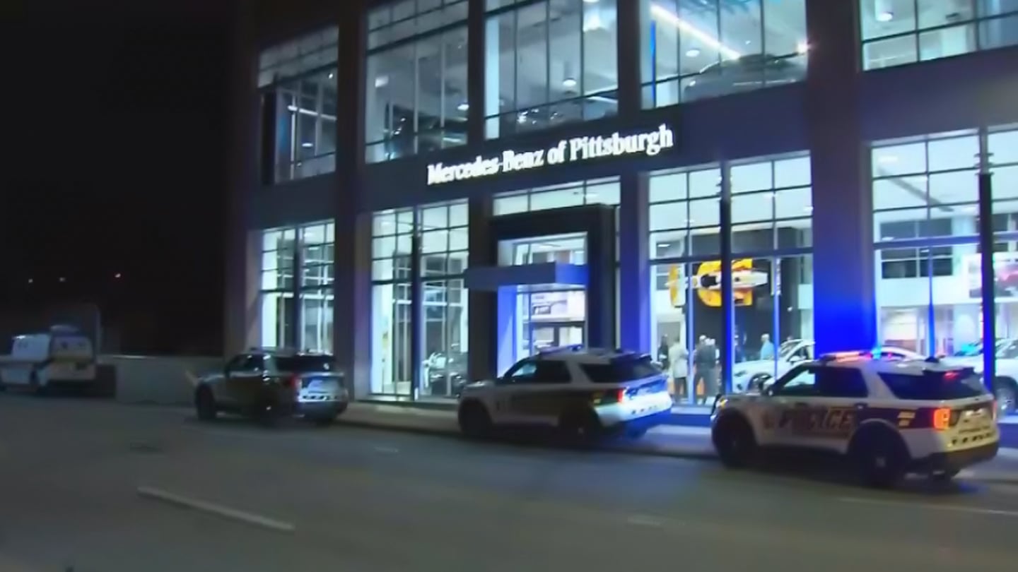 布卢姆菲尔德的汽车经销商和子店在短短几分钟内遭到抢劫