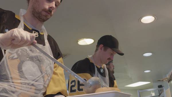 Penguins players visit Rainbow Kitchen in Homestead, serve Thanksgiving meals