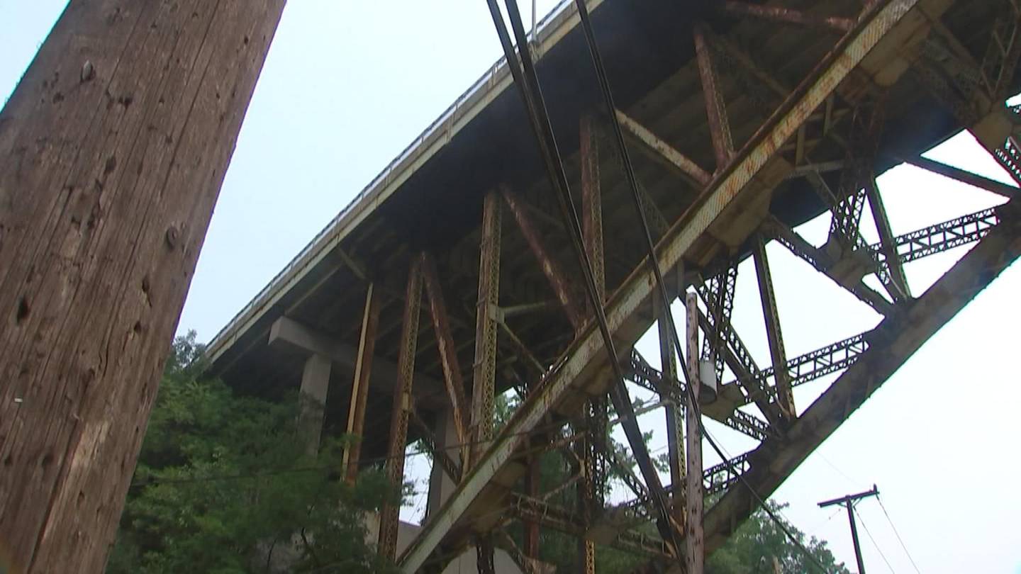邻居们对计划修复的桥梁状况表示担忧