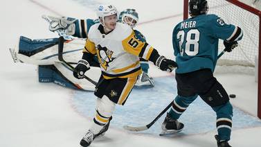 Guentzel’s OT goal lifts Penguins over Sharks 2-1