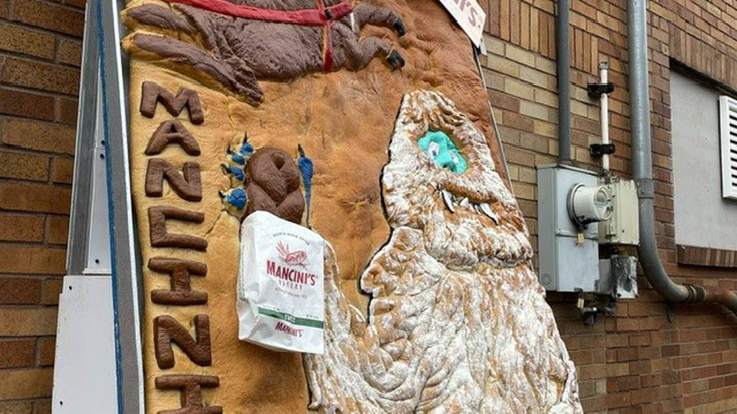 麦基斯洛克斯的曼奇尼面包店以露道夫角色为特色，展示节日面包艺术