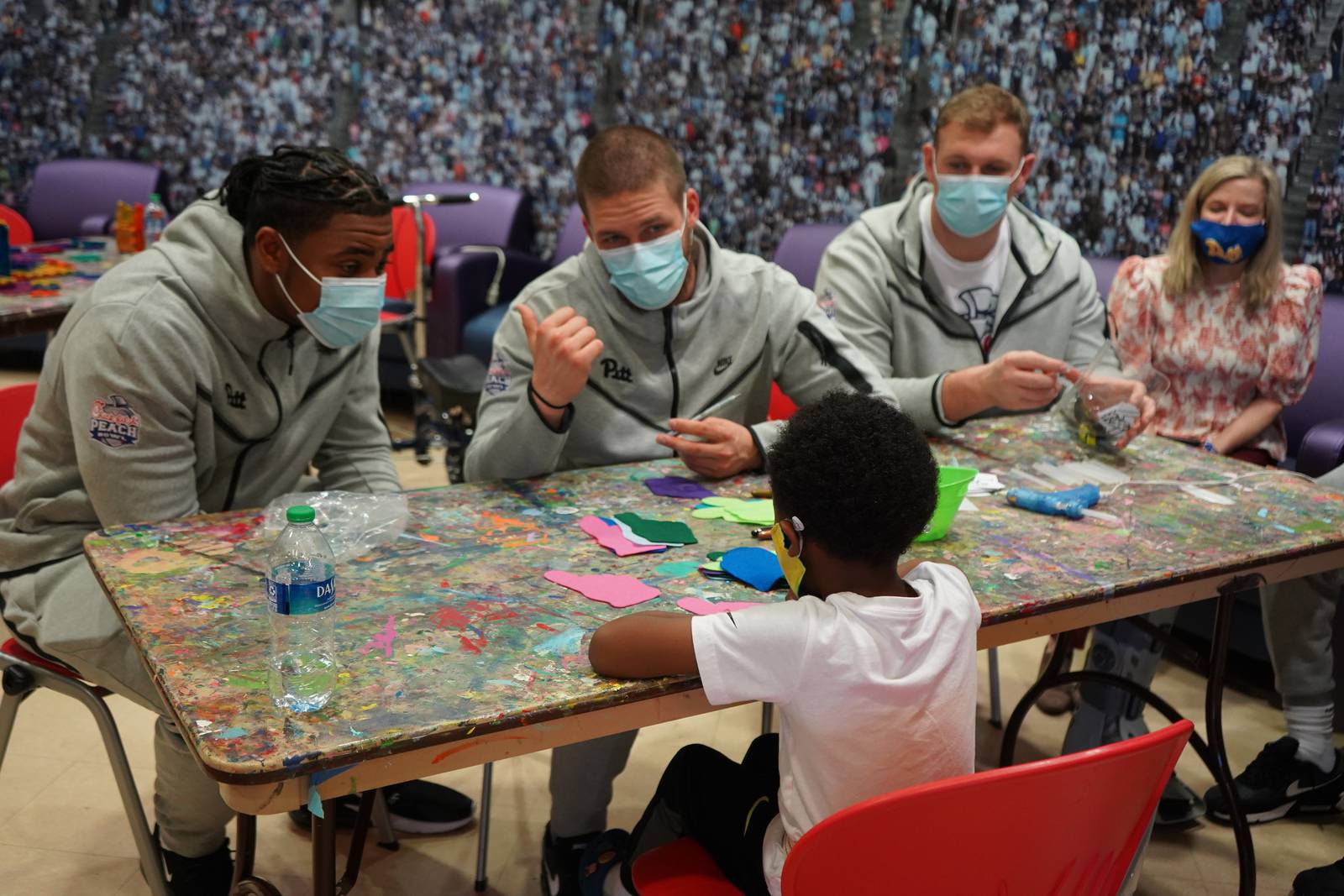 photos-pitt-football-players-visit-children-in-hospitals-wpxi