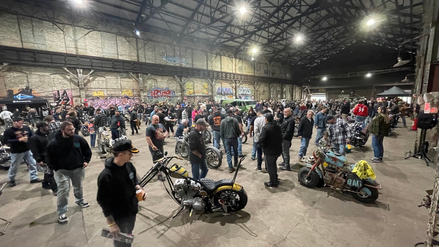 摩托车爱好者参加匹兹堡历史地标上的独特展览