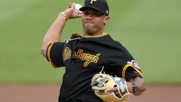 Steelers QB Russell Wilson throws 1st pitch at Pirates game