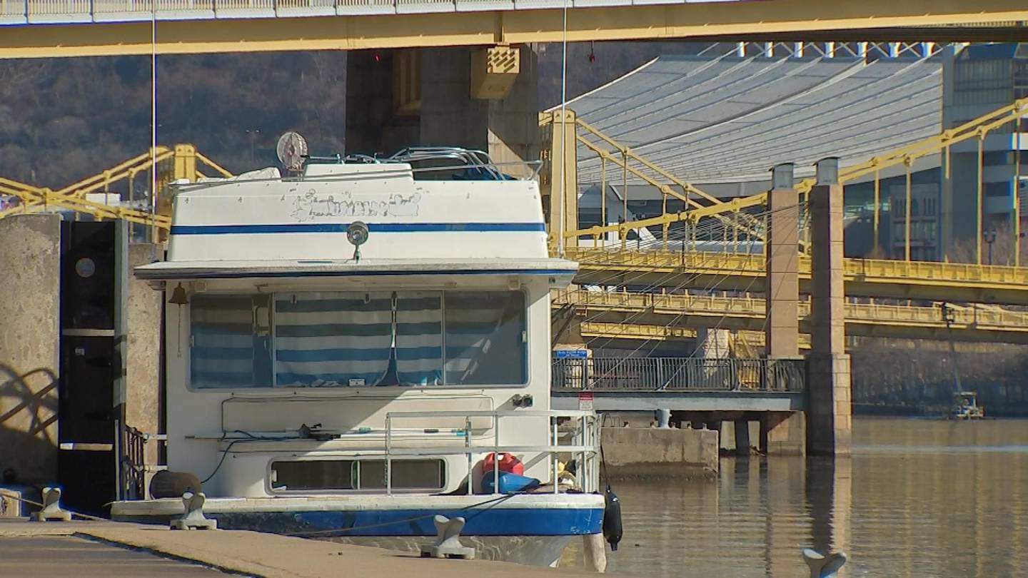 担忧日益增长：匆忙离开匹兹堡河中的船只
