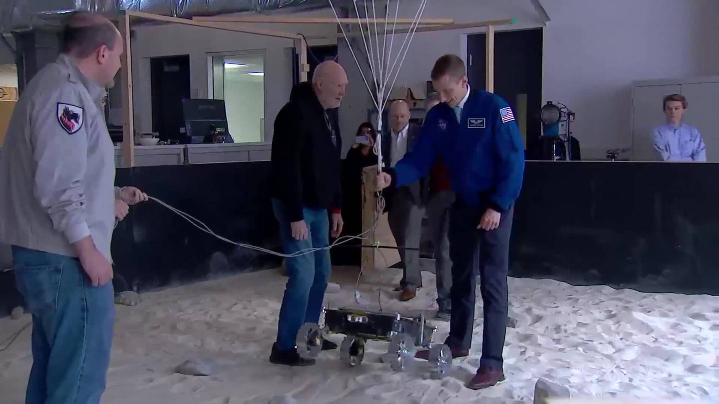 当地宇航员与NASA研究主管与卡内基梅隆大学学生会面，共同见证历史性的新月球车