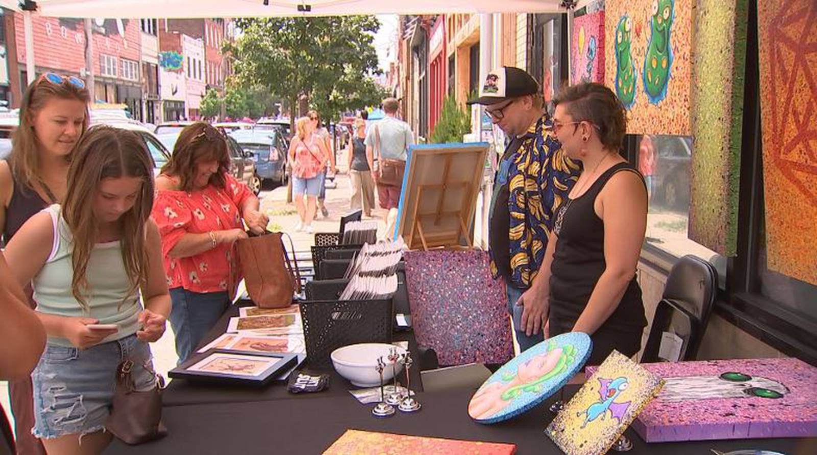 Hundreds of artists gather in Lawrenceville for art crawl WPXI