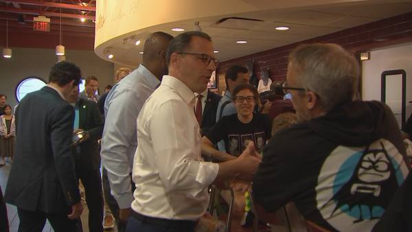 Gov. Shapiro stops by Eat’n Park in Bellevue as VP rumors swirl