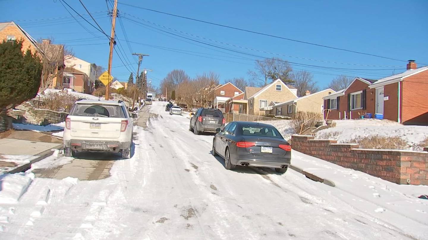 雪后过了24小时，一些城市街道仍然没有被清理，结冰了