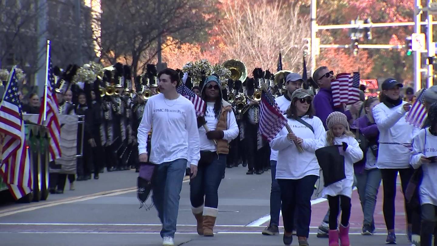 匹兹堡举办第104届退伍军人纪念日游行，向退伍军人致敬