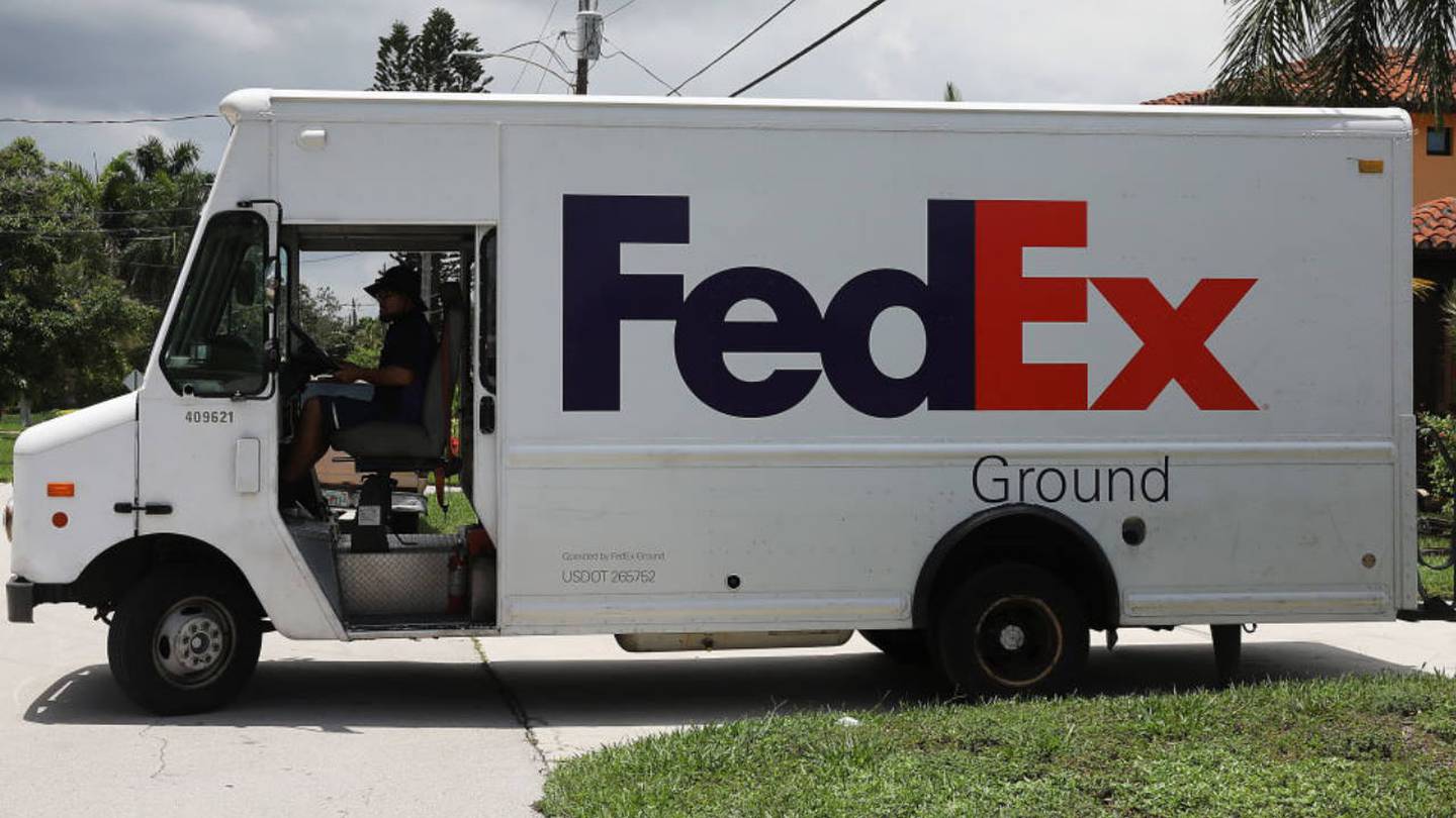 fedex driver dumps packages