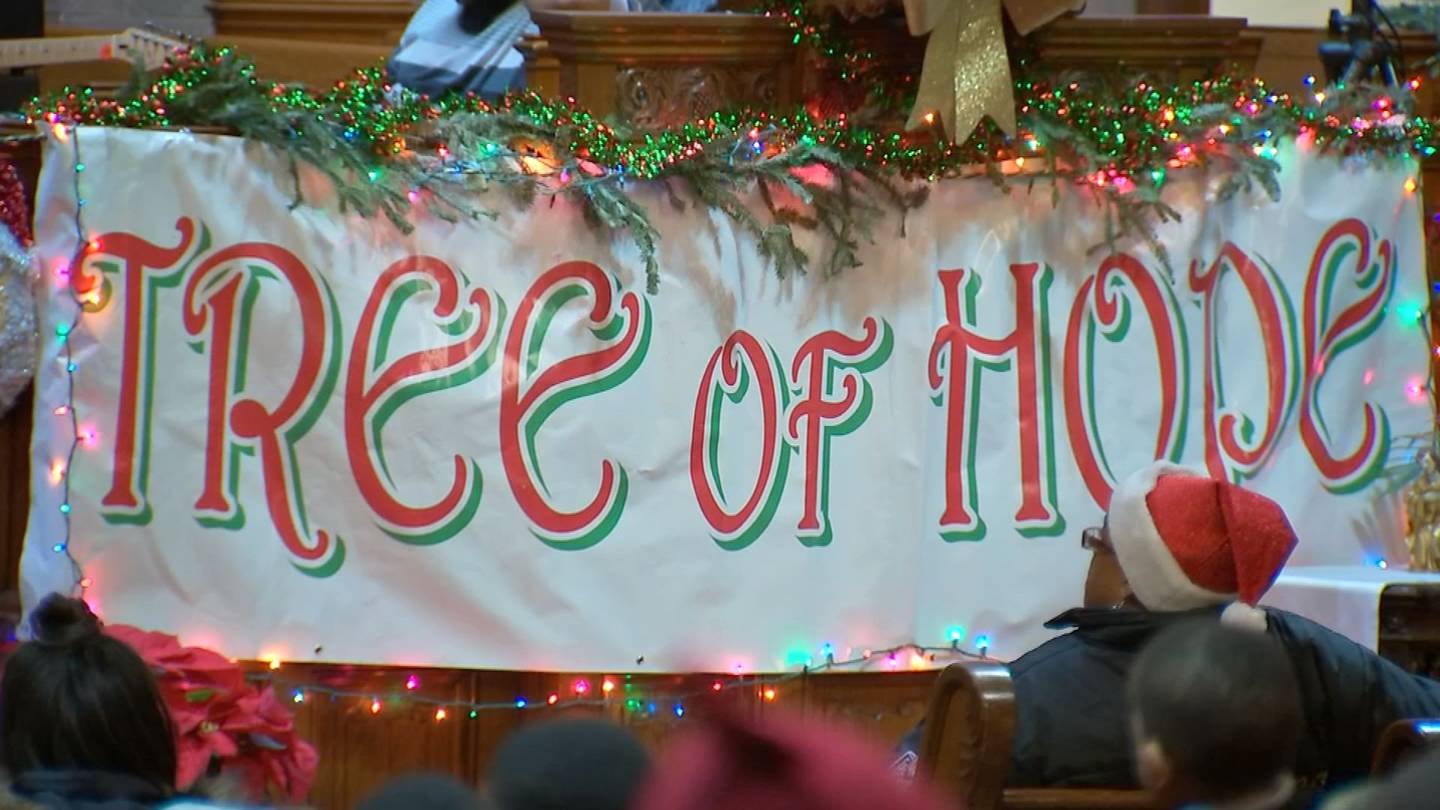 “希望之树”为匹兹堡失去父母的孩子们收集圣诞礼物