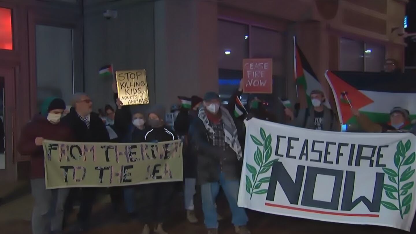 支持巴勒斯坦的抗议者在匹兹堡市中心聚集