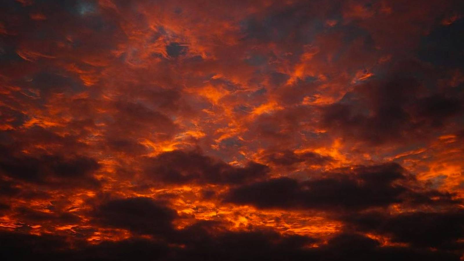 Mysterious glowing red lights spotted in skies over West Texas WPXI