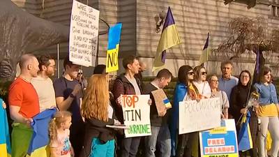 Dozens gather in Oakland in support of Ukraine