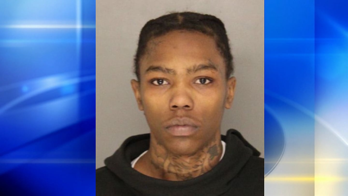 警方称，一名涉嫌枪支违规的男子在匹兹堡的住所被捕，此前他曾将自己困在家中。