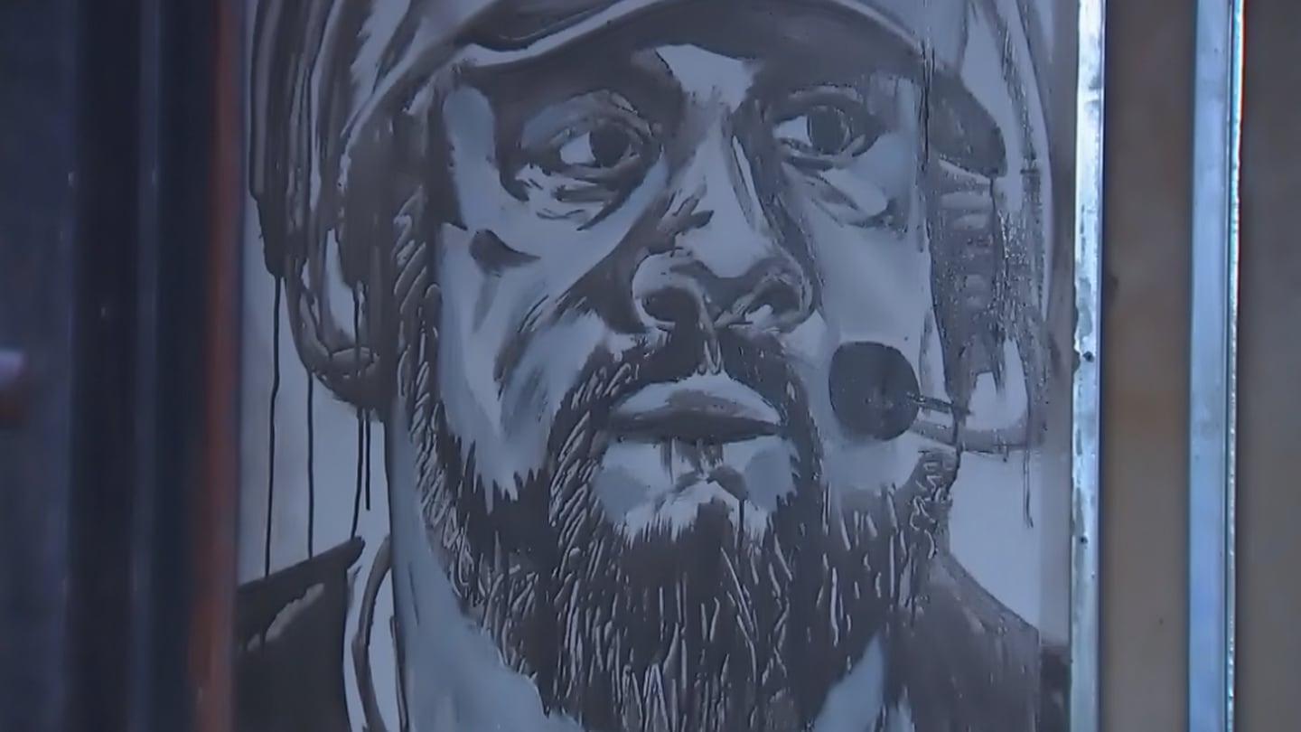 匹兹堡南区揭幕了一幅以钢人队主教练迈克·汤姆林为主题的壁画