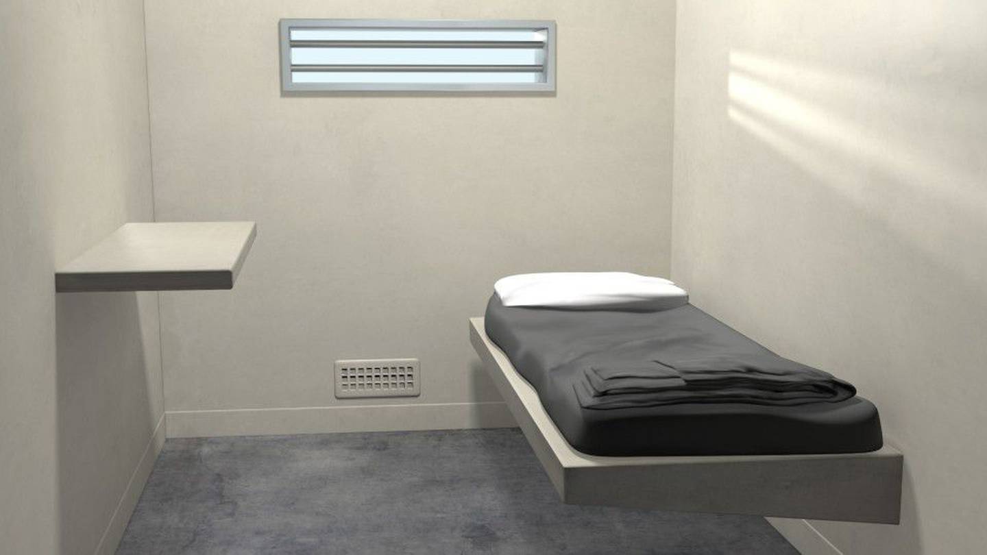 Кровать в камере тюрьмы