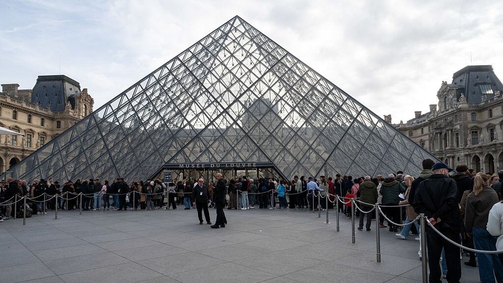 Crowd lined up at the Louvre Pyramid