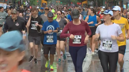 Crowds of marathon runners fill Downtown Pittsburgh Sunday morning