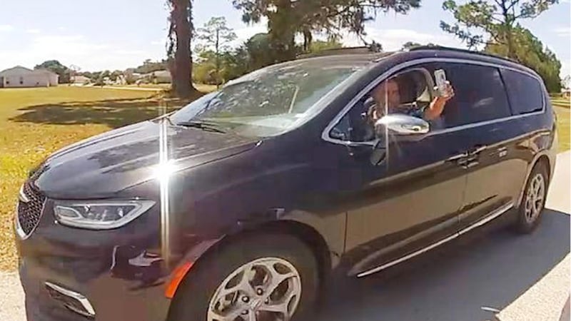 Officials: Florida man offers alcoholic drink to deputy during vehicle chase