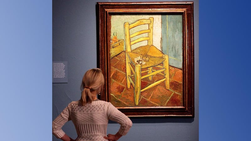 Man sits on Van Gogh-inspired crystal chair, breaking it
