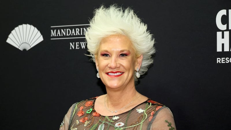 Fans, friends post tributes to Anne Burrell after death of TV chef