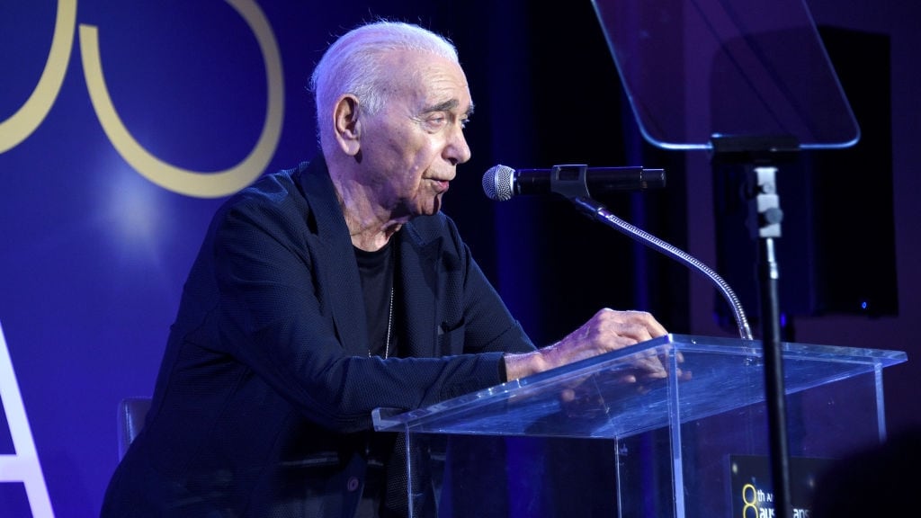 Albert Ruddy speaking on stage