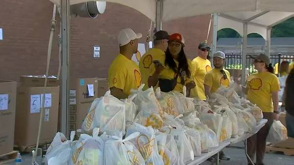 Shell, Pittsburgh Steelers give food to hundreds of people in Aliquippa
