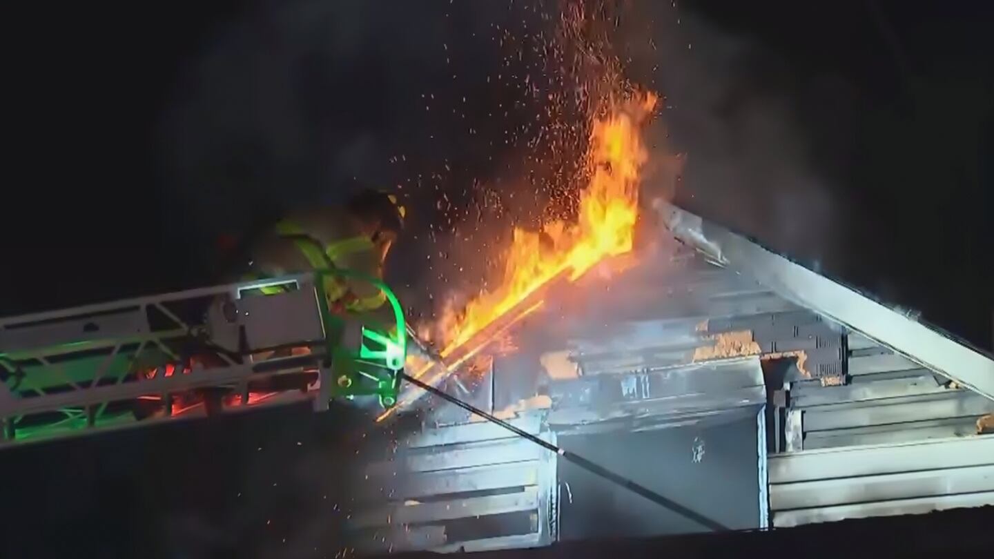 布拉多克的废弃房屋屋顶冒出火焰